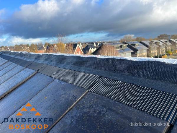 Dakisolatie bij de nok met ventilatieprofiel op schuin dak in Boskoop