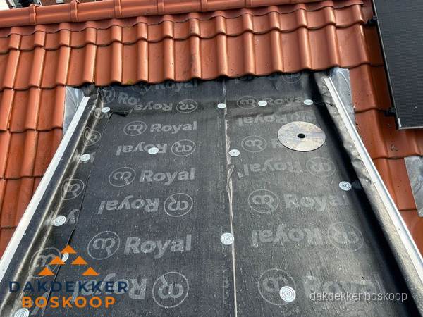 Nieuw dak met dakpannen en Royal onderlaag bij woning in Boskoop Nieuw dak met dakpannen en Royal onderlaag bij woning in Boskoop