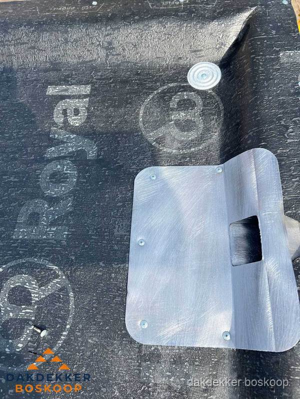 Dakgoot aansluiting op bitumen dak in Boskoop Dakgoot aansluiting op bitumen dak in Boskoop