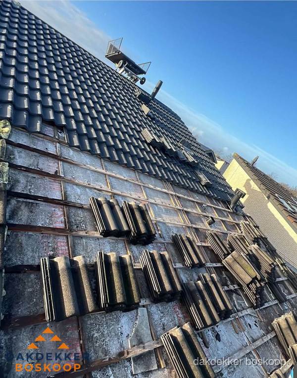 Schuin dak renovatie met nieuwe dakpannen in Boskoop