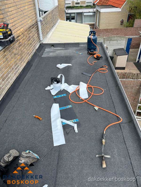 Dakdekkers bezig met bitumen dakbedekking in Boskoop Dakdekkers bezig met bitumen dakbedekking in Boskoop