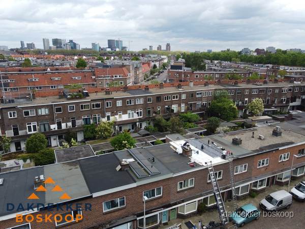 Spoed dakdekker aan het werk op plat dak in woonwijk Boskoop Spoed dakdekker aan het werk op plat dak in woonwijk Boskoop