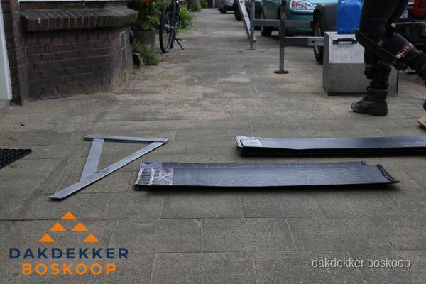 Dakbedekkingsmateriaal en zinkwerk klaargelegd voor reparatie in Boskoop