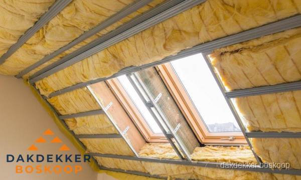 Schuin dak isoleren met glaswol bij dakraam in Boskoop Schuin dak isoleren met glaswol bij dakraam in Boskoop
