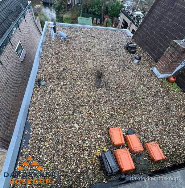 Plat dak met grindballast en dakdoorvoeren in Boskoop Plat dak met grindballast en dakdoorvoeren in Boskoop