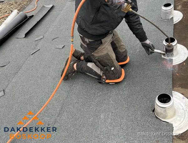 Dakdekker repareert bitumen dakleer bij dakdoorvoer in Boskoop Dakdekker repareert bitumen dakleer bij dakdoorvoer in Boskoop