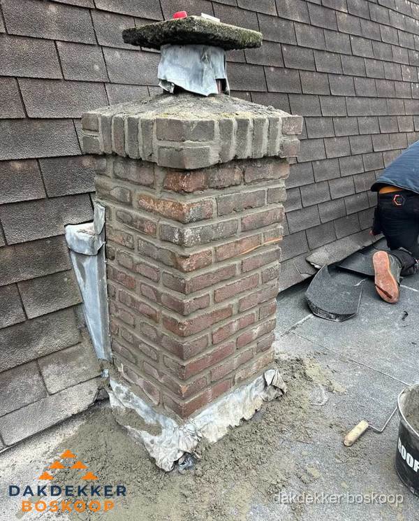Schoorsteen reparatie met lood en voegwerk op leien dak in Boskoop Schoorsteen reparatie met lood en voegwerk op leien dak in Boskoop