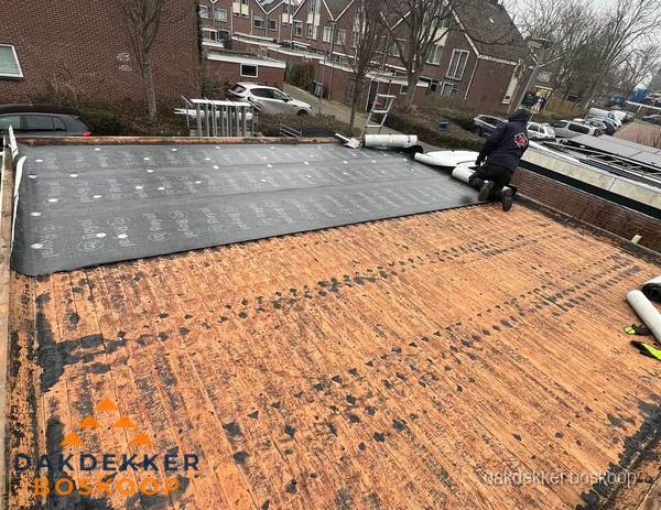 Dakdekker legt onderlaag op plat dak met houten constructie in Boskoop Dakdekker legt onderlaag op plat dak met houten constructie in Boskoop