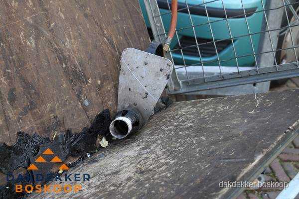 Dakdekkers gasbrander voor bitumen werkzaamheden in Boskoop