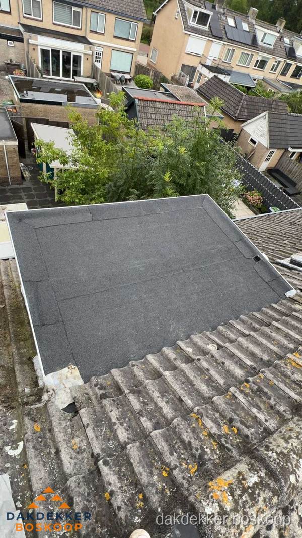 Plat dak aanbouw met bitumen dakbedekking in woonwijk Boskoop Plat dak aanbouw met bitumen dakbedekking in woonwijk Boskoop