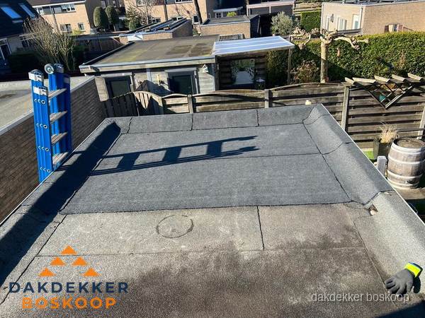 Dakdekker bij bitumen plat dak renovatie in Boskoop