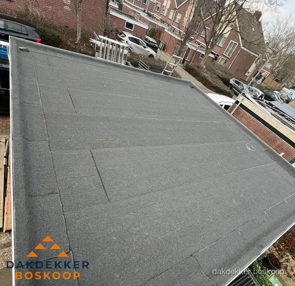 Nieuwe bitumen dakbedekking op plat dak van garage in Boskoop Nieuwe bitumen dakbedekking op plat dak van garage in Boskoop
