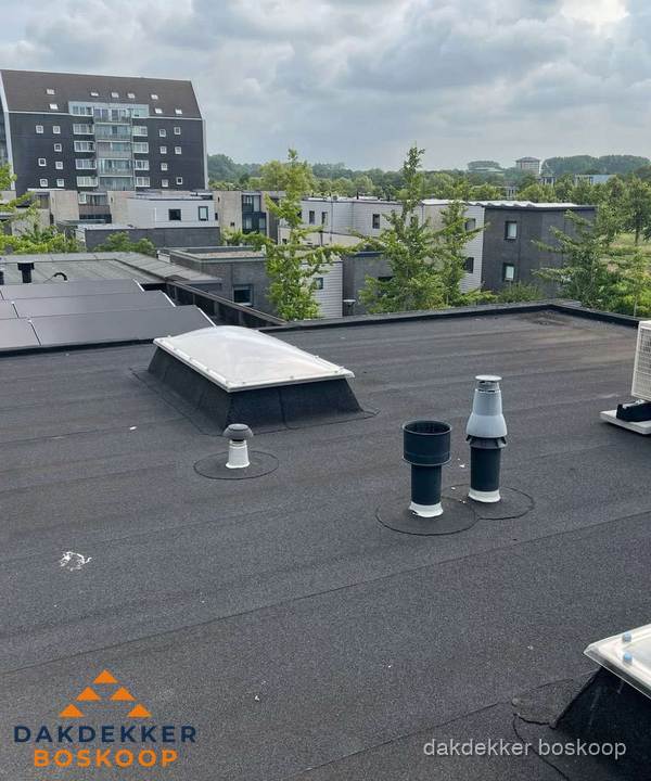 Groot plat dak met lichtkoepel en dakdoorvoeren in Boskoop Groot plat dak met lichtkoepel en dakdoorvoeren in Boskoop