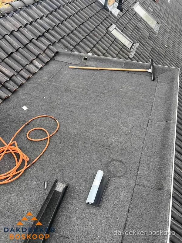 Plat dak reparatie met gereedschap en loodstroken in Boskoop Plat dak reparatie met gereedschap en loodstroken in Boskoop