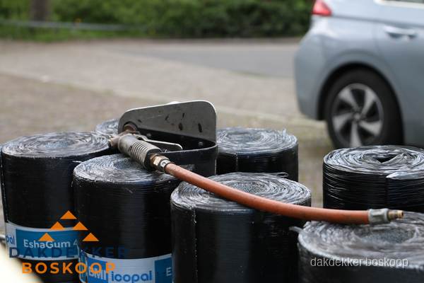 Rollen bitumen dakbedekking EshaGum klaar voor installatie in Boskoop Rollen bitumen dakbedekking EshaGum klaar voor installatie in Boskoop