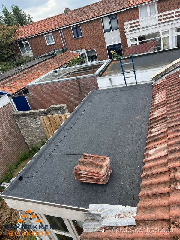 Aanbouw plat dak met reservepannen voor dakpannen vervangen in Boskoop Aanbouw plat dak met reservepannen voor dakpannen vervangen in Boskoop