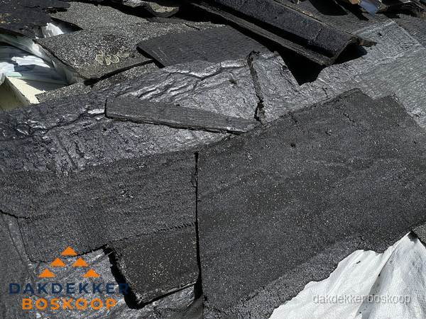 Verwijderd oud bitumen dakleer klaar voor vervanging in Boskoop