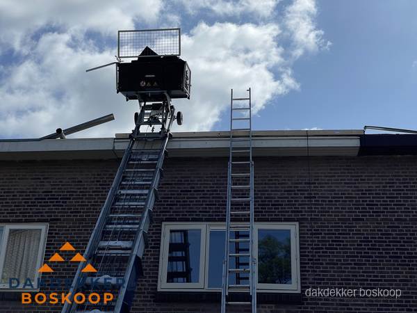 Ladderlift en ladder bij woning voor dakinspectie in Boskoop