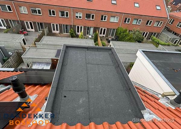 Plat dak met bitumen bedekking naast dakkapel in Boskoop Plat dak met bitumen bedekking naast dakkapel in Boskoop