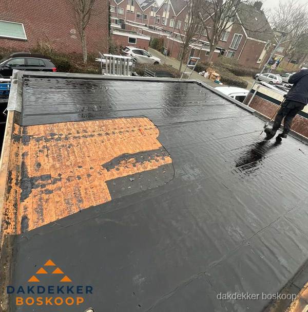 Dakdekker brengt EPDM dakbedekking aan op plat dak in Boskoop Dakdekker brengt EPDM dakbedekking aan op plat dak in Boskoop