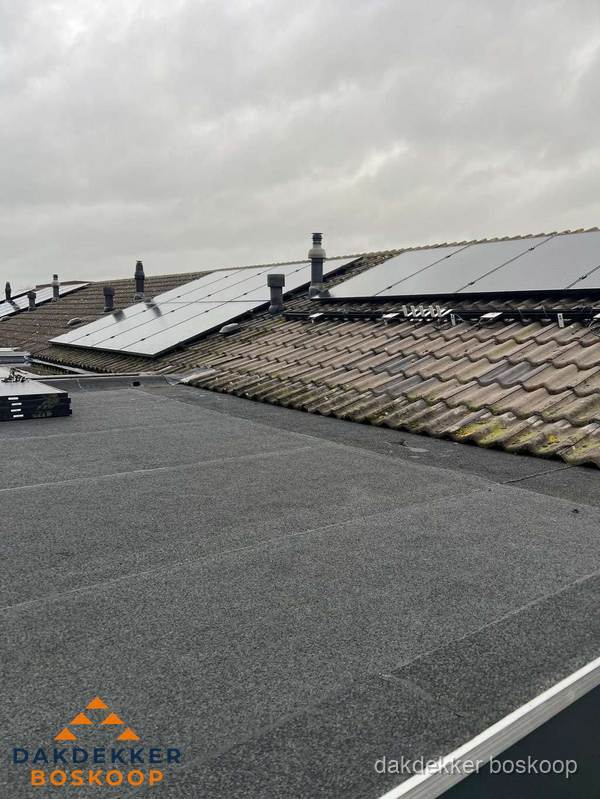 Bitumen dakbedekking op plat dak met aansluitend pannendak en zonnepanelen in Boskoop Bitumen dakbedekking op plat dak met aansluitend pannendak en zonnepanelen in Boskoop