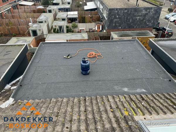 Dakrenovatie afgerond met nieuwe bitumen dakbedekking in Boskoop