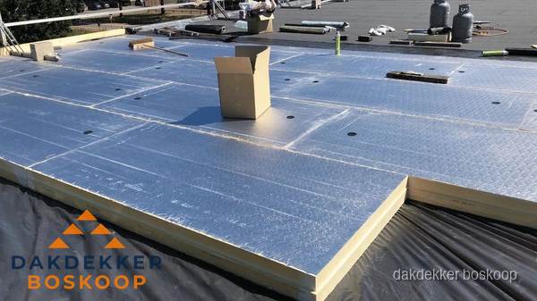 PIR isolatieplaten worden gelegd op plat dak voor dakisolatie in Boskoop