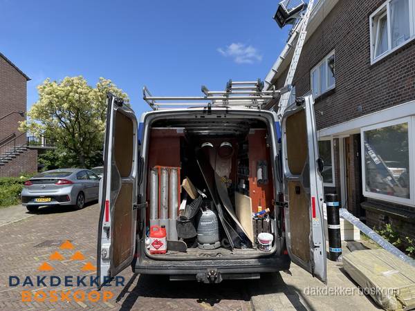 Spoed dakdekker bus met gereedschap en ladder bij woning in Boskoop Spoed dakdekker bus met gereedschap en ladder bij woning in Boskoop