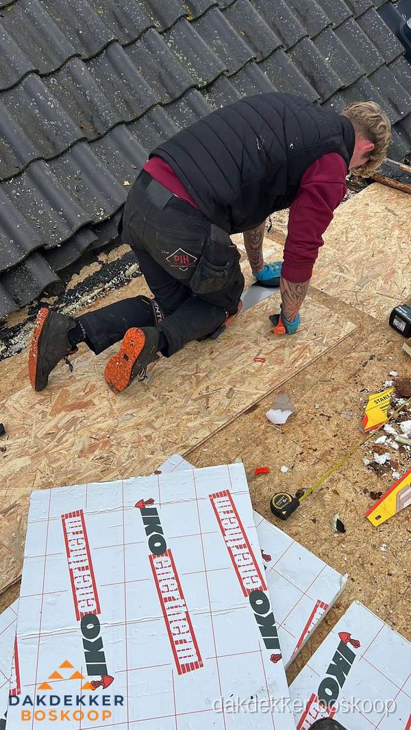 Dakdekker plaatst PIR-isolatieplaten op plat dak in Boskoop Dakdekker plaatst PIR-isolatieplaten op plat dak in Boskoop