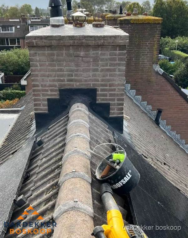 Schoorsteen met loodaansluiting en nokvorst op pannendak in Boskoop Schoorsteen met loodaansluiting en nokvorst op pannendak in Boskoop