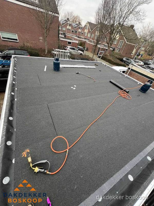 Afgewerkte dakrenovatie met bitumen op plat dak in Boskoop Afgewerkte dakrenovatie met bitumen op plat dak in Boskoop