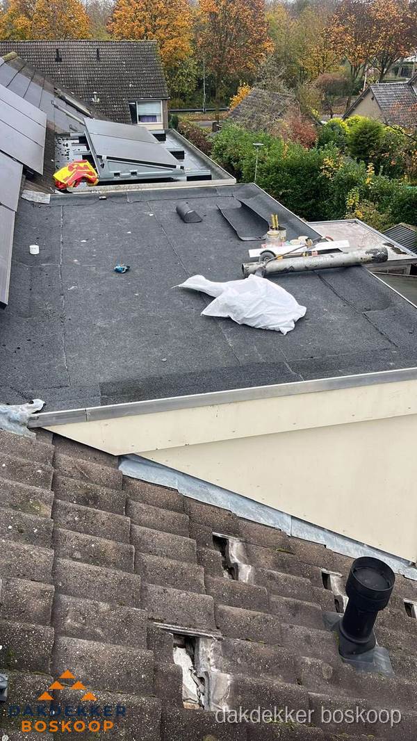 Beschadigde dakbedekking op plat dak voor reparatie in Boskoop Beschadigde dakbedekking op plat dak voor reparatie in Boskoop