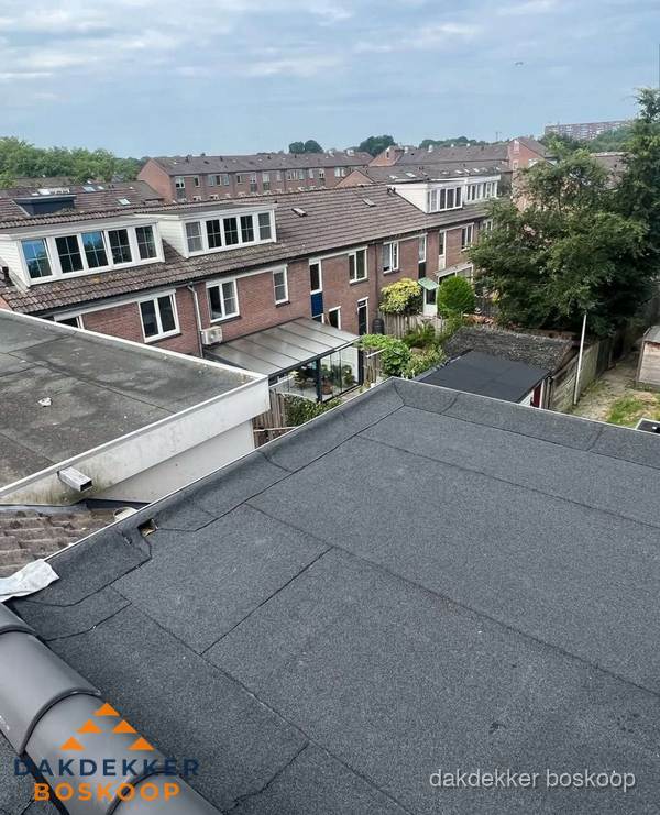 Vernieuwd plat dak met bitumen in woonwijk in Boskoop Vernieuwd plat dak met bitumen in woonwijk in Boskoop