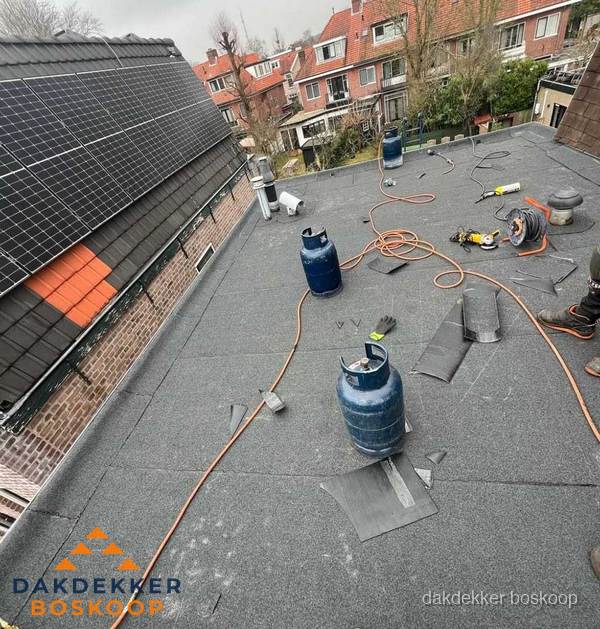 Daklekkage repareren met brandgereedschap op plat dak in Boskoop Daklekkage repareren met brandgereedschap op plat dak in Boskoop