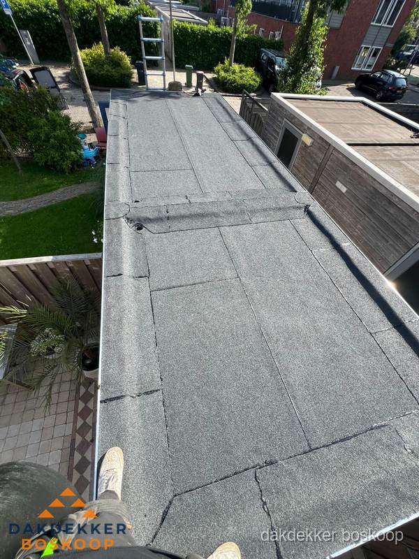 Bitumen plat dak rijtjeswoning vanuit dakdekker perspectief in Boskoop Bitumen plat dak rijtjeswoning vanuit dakdekker perspectief in Boskoop