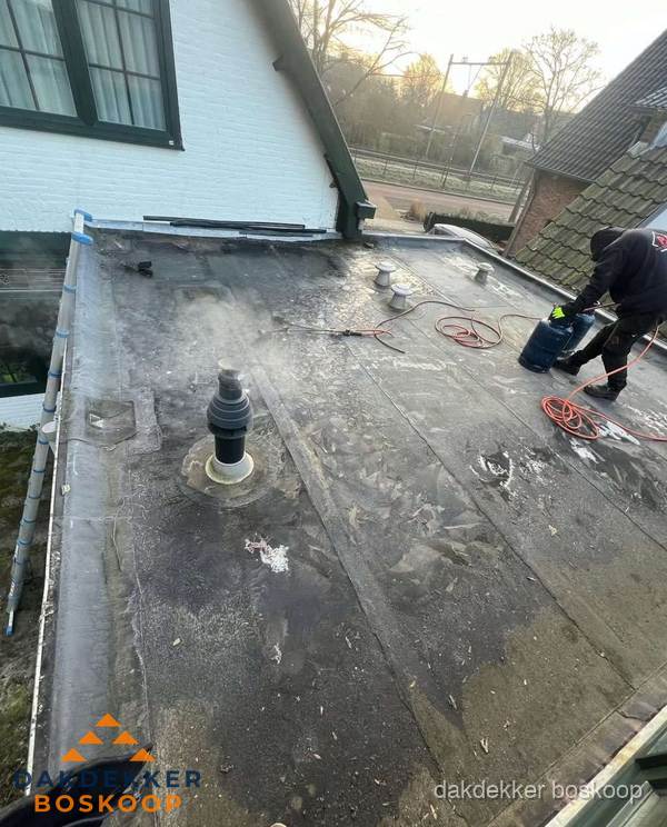 Dakdekker verhelpt daklekkage op plat dak in Boskoop Dakdekker verhelpt daklekkage op plat dak in Boskoop
