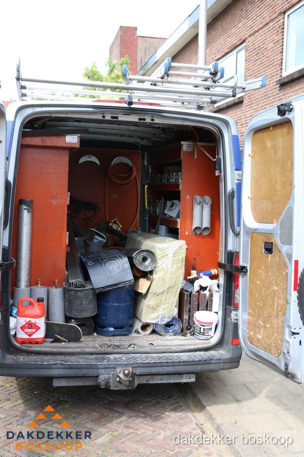 Bedrijfsbus van dakdekker met gereedschap en materialen in Boskoop Bedrijfsbus van dakdekker met gereedschap en materialen in Boskoop