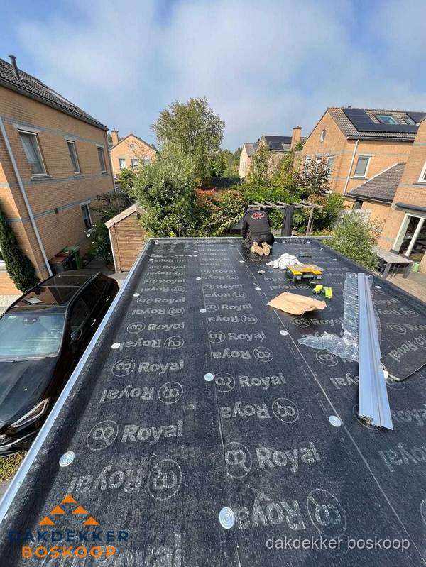 Nieuwe Royal bitumen dakbedekking op plat dak van aanbouw in Boskoop Nieuwe Royal bitumen dakbedekking op plat dak van aanbouw in Boskoop