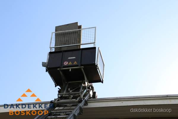 Dakdekkerslift voor materiaal transport bij dakwerkzaamheden in Boskoop Dakdekkerslift voor materiaal transport bij dakwerkzaamheden in Boskoop