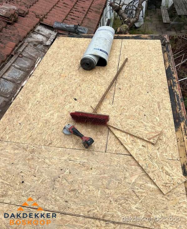 Plat dak vervangen met nieuwe OSB-ondergrond en bitumenrol in Boskoop Plat dak vervangen met nieuwe OSB-ondergrond en bitumenrol in Boskoop
