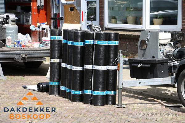 Rollen bitumen dakbedekking klaar voor daklekkage reparatie in Boskoop Rollen bitumen dakbedekking klaar voor daklekkage reparatie in Boskoop
