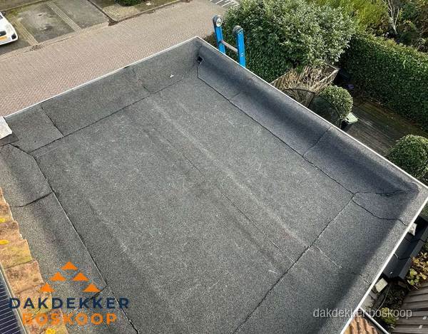 Gerenoveerd plat dak met nieuwe bitumen dakbedekking in Boskoop Gerenoveerd plat dak met nieuwe bitumen dakbedekking in Boskoop