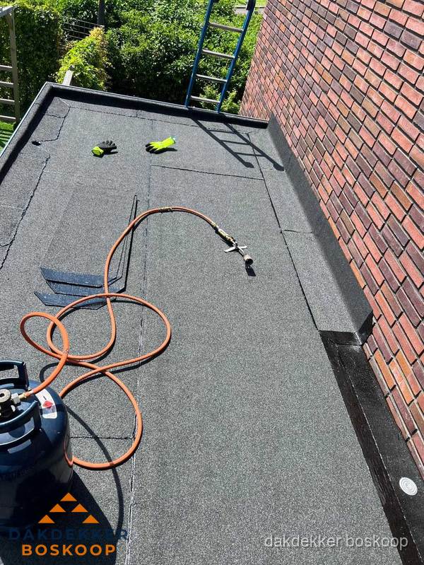 Plat dak met bitumen en brandgereedschap van dakdekkersbedrijf in Boskoop Plat dak met bitumen en brandgereedschap van dakdekkersbedrijf in Boskoop