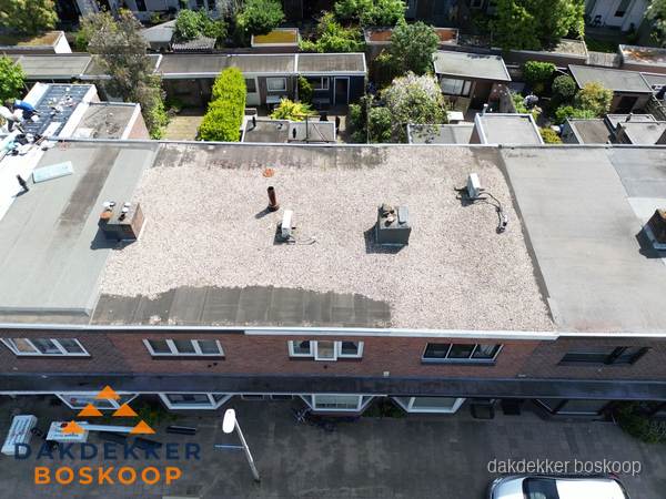 Plat dak met grindballast en dakdoorvoeren in Boskoop Plat dak met grindballast en dakdoorvoeren in Boskoop