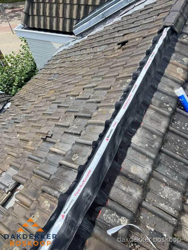 Nokvorst renovatie met Koramic nokrol op schuin pannendak in Boskoop Nokvorst renovatie met Koramic nokrol op schuin pannendak in Boskoop
