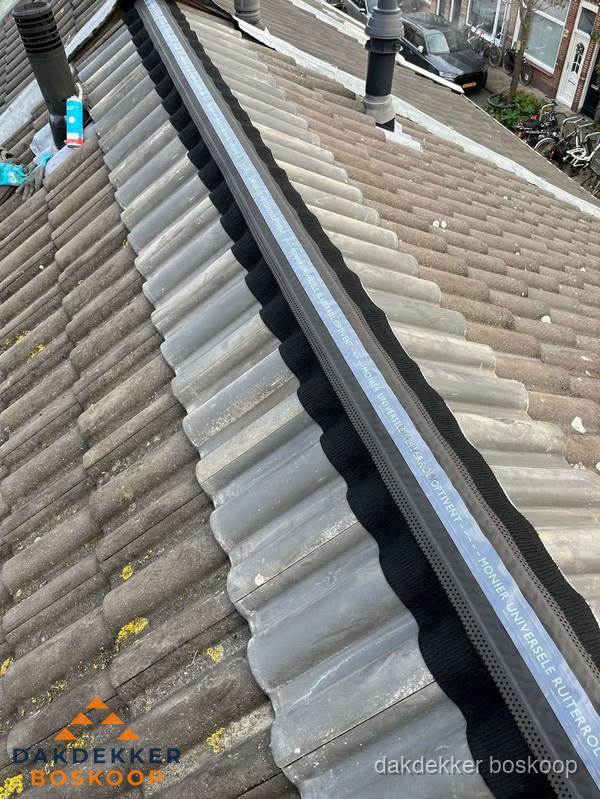 Nokvorst met Monier ventilatie op schuin pannendak in Boskoop
