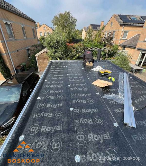 Dakdekker aan het werk op plat dak renovatie in Boskoop
