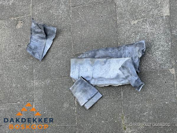 Oude verwijderde loodslabben na vervanging in Boskoop Oude verwijderde loodslabben na vervanging in Boskoop