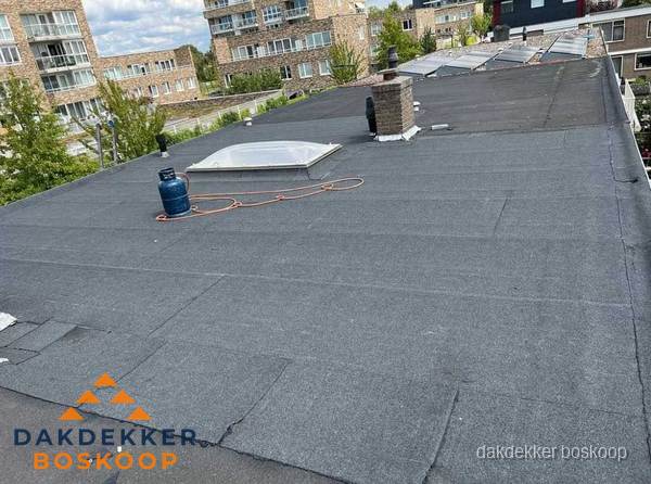 Bitumen dakbedekking op plat dak met lichtkoepel en schoorsteen in Boskoop Bitumen dakbedekking op plat dak met lichtkoepel en schoorsteen in Boskoop
