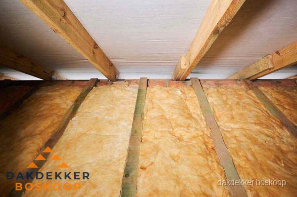 Dakisolatie met glaswol tussen dakspanten in Boskoop Dakisolatie met glaswol tussen dakspanten in Boskoop
